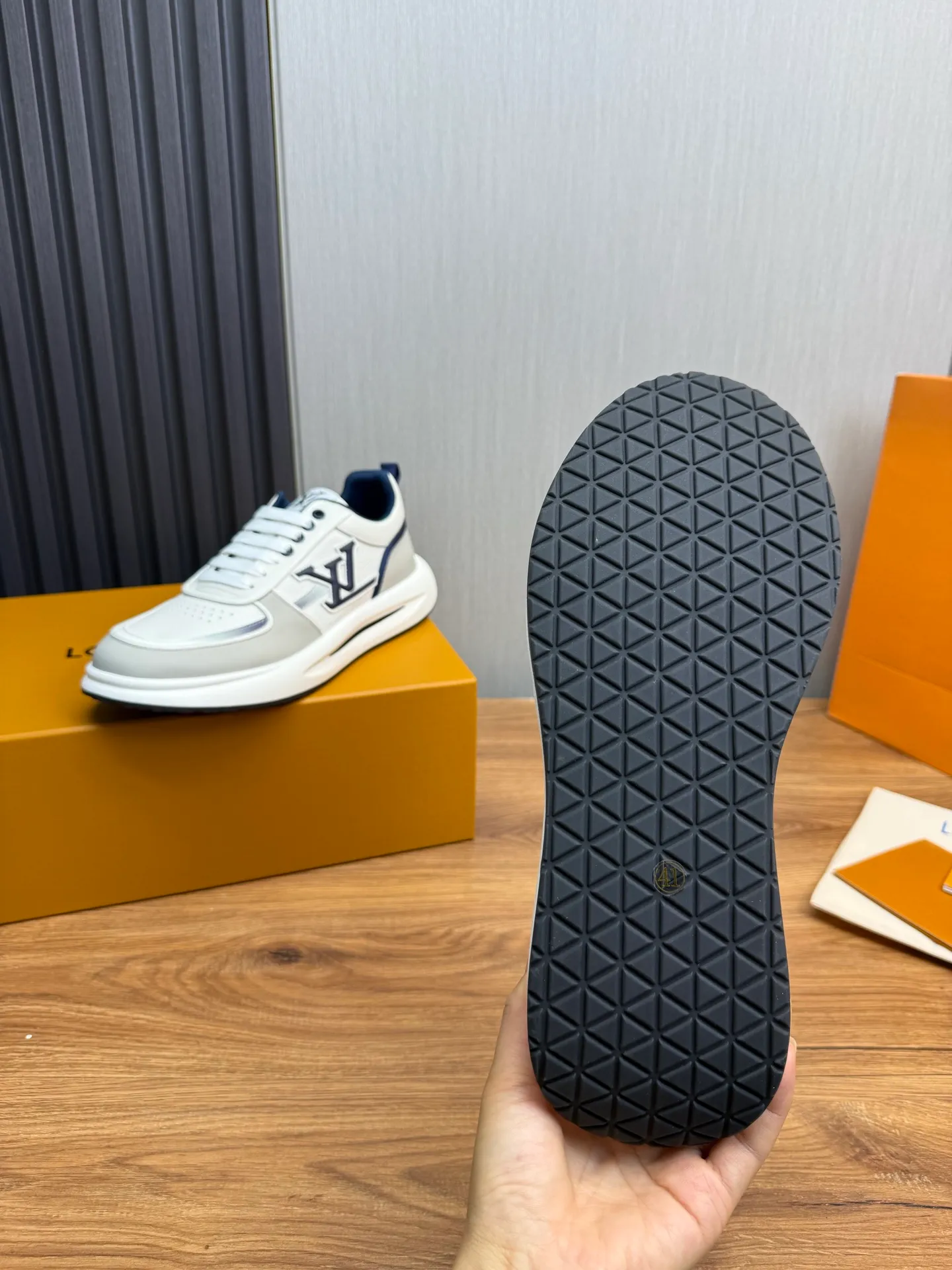 Men's shoes 💰820💰 Lv. Top purchasing agent 🇮🇹 Louis Vuitton, sports shoes counter synchronization, uppers imported from Italy, high-quality splicing and complex handicrafts, imported mesh pads are soft and comfortable, soles: original factory special soles, TPU exclusive movable molded soles super comfortable, original factory single goods, 🔍🔍high quality, you can enter and exit the counter at will, welcome to compare, code number 38-44 (Customized 38.45)